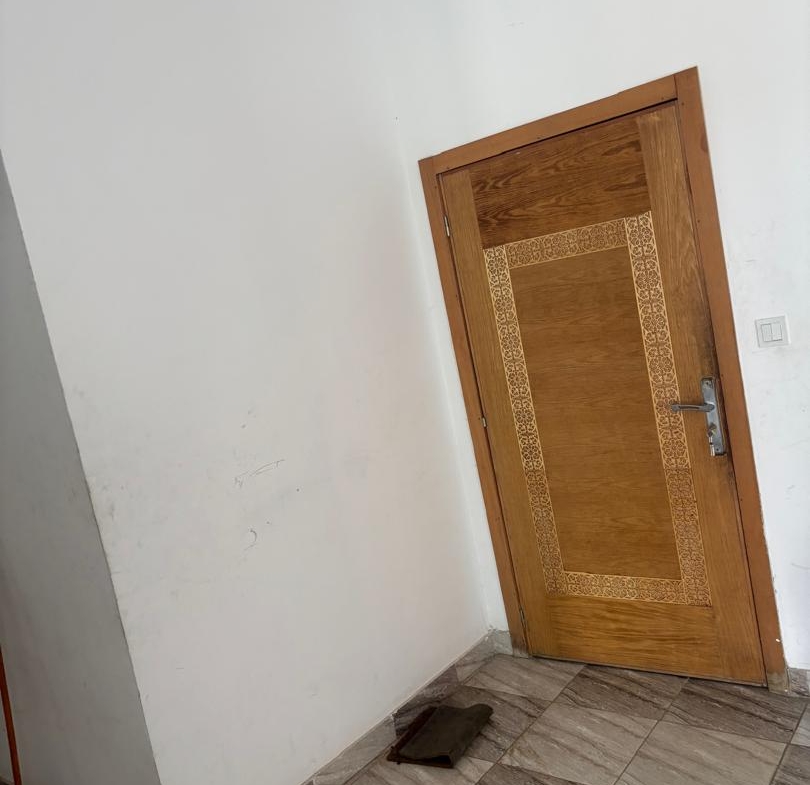 810