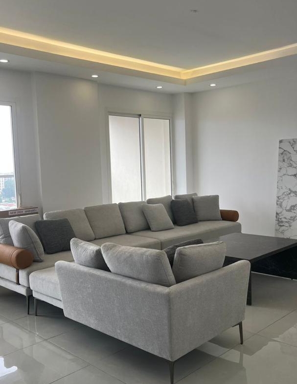 607