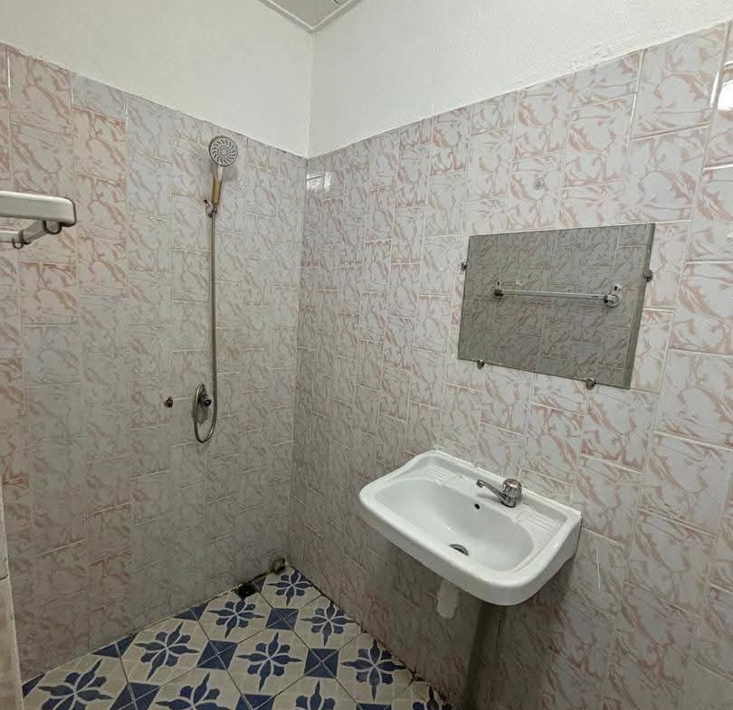 810