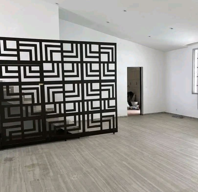 810